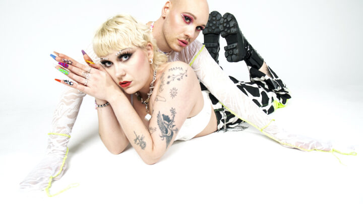 Das queere Pop-Duo FLIRT präsentiert das Video zur neuen Single „Planet FLIRT“