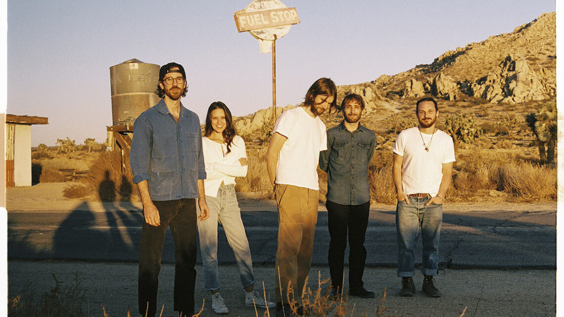MT. JOY befeuern Vorfreude auf viertes Studioalbum mit ihrer neuen Single „God Loves Weirdos“