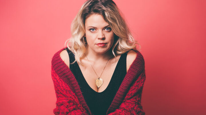NLLY FEIERT VIDEOPREMIERE VON IHREM NEUEN  THE „EARTH SONG“