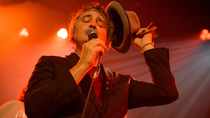 Dandy Peter Doherty beehrte die Kantine in Köln auf dem ersten  von vier exklusiven Solo-Konzerten