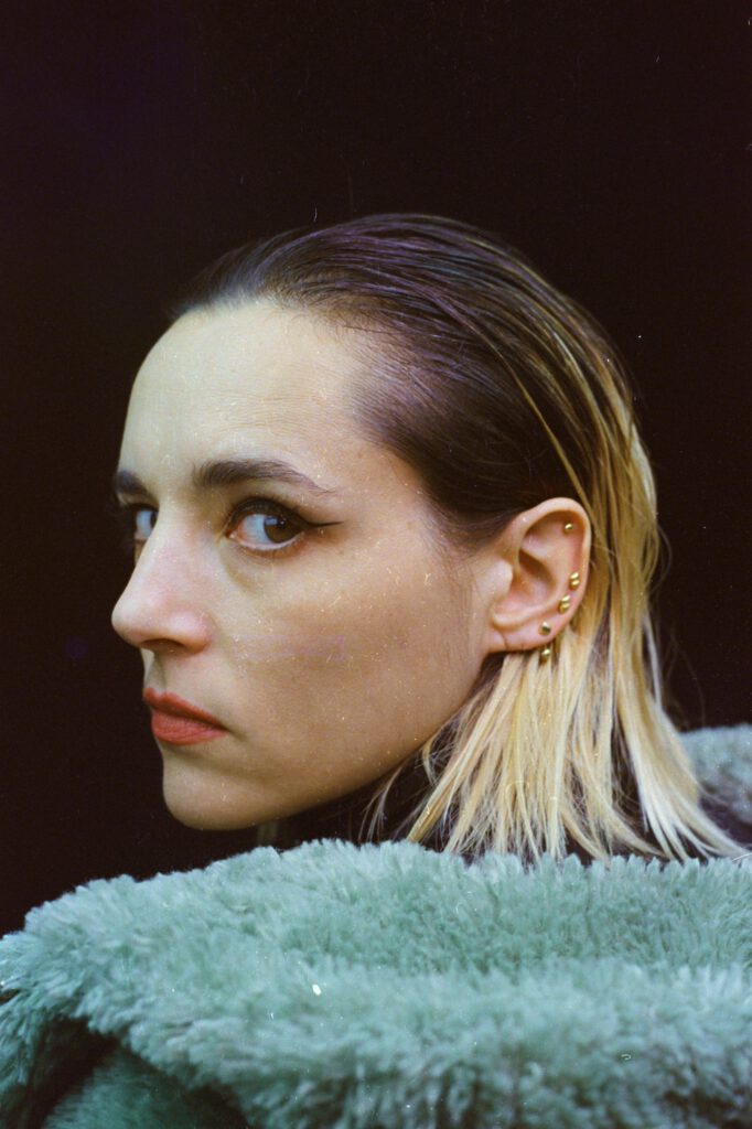 JEHNNY BETH veröffentlicht neue Vollgas-Single "Broken Rib"
