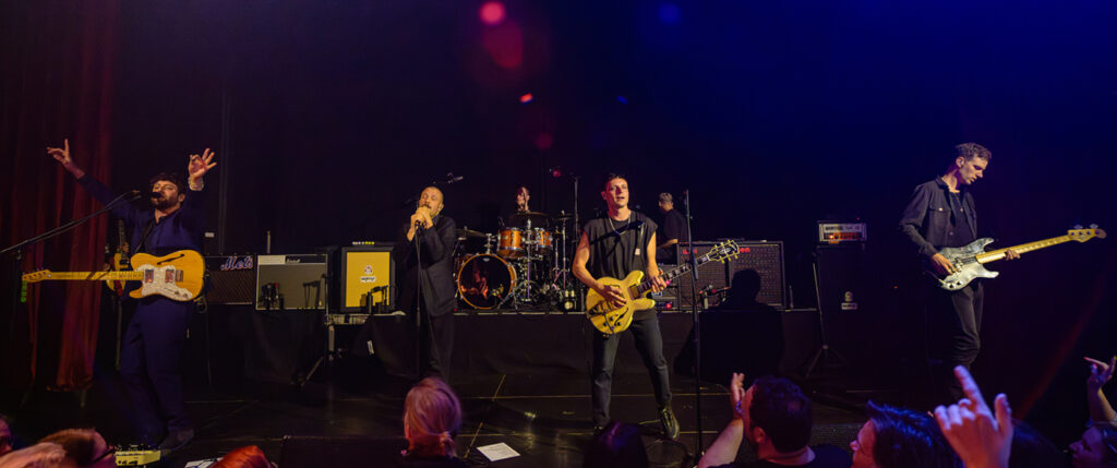 Mit Energie und Euphorie bringen THE MACCABEES die Fans zum schwitzen
