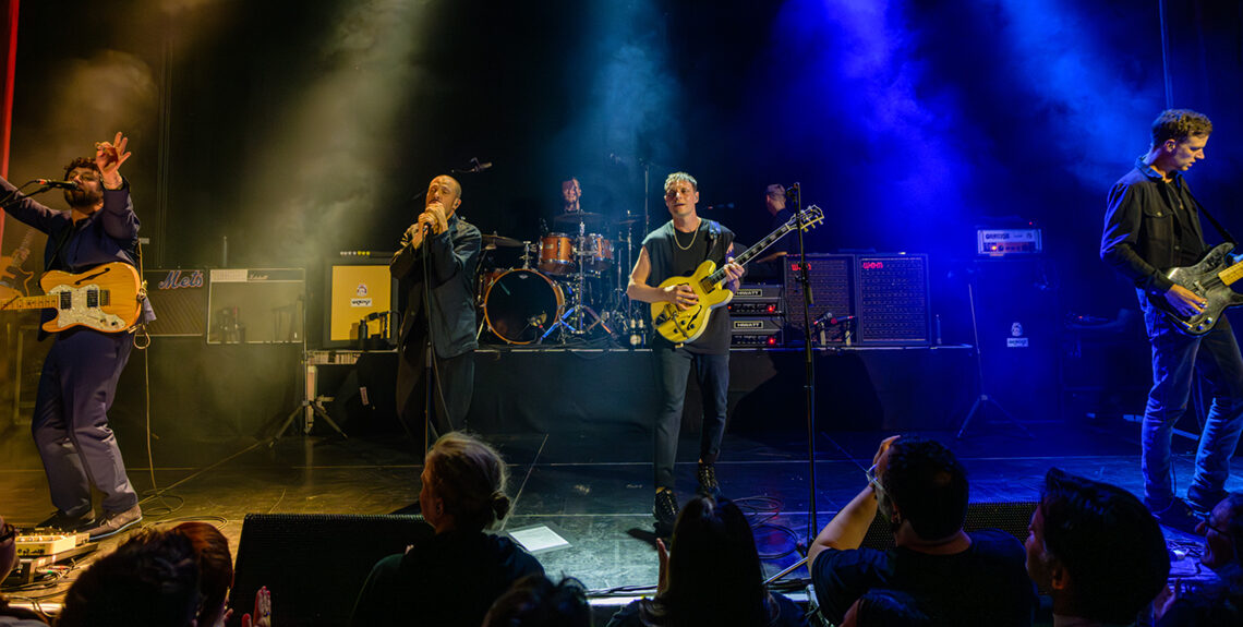 Mit Energie und Euphorie bringen THE MACCABEES die Fans zum schwitzen