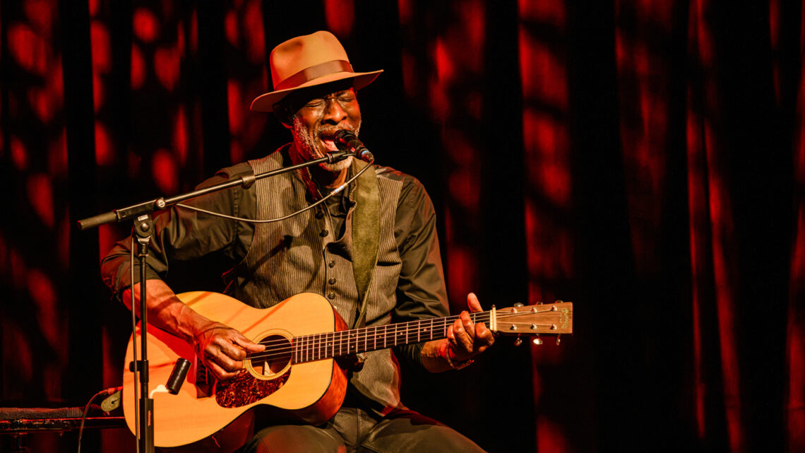 Keb‘ Mo‘ der Mann mit der seidigen Stimme beschert den Fans ein unglaubliches Solo-Konzert