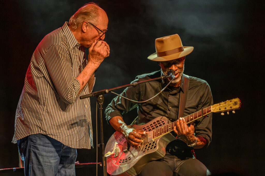 Keb´Mo` der Mann mit seidiger Stimme beschert den Fans ein unglaubliches Solo-Konzert