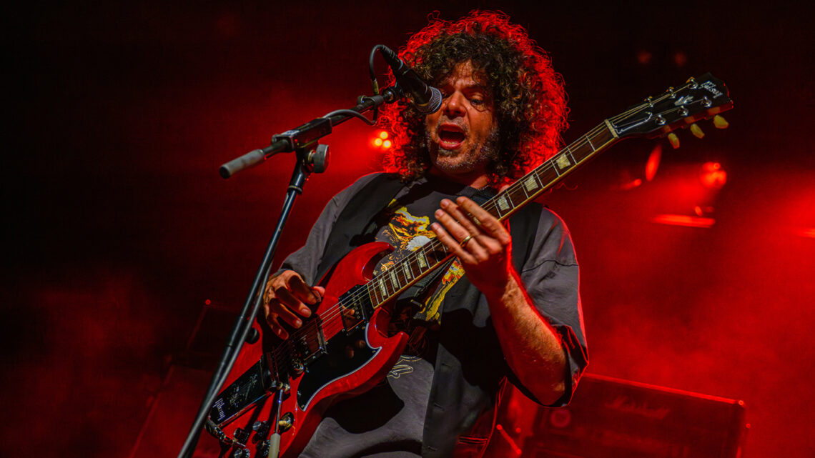 WOLFSMOTHER legt eine energiegeladene dröhnende Rock ’n‘ Roll-Show hin