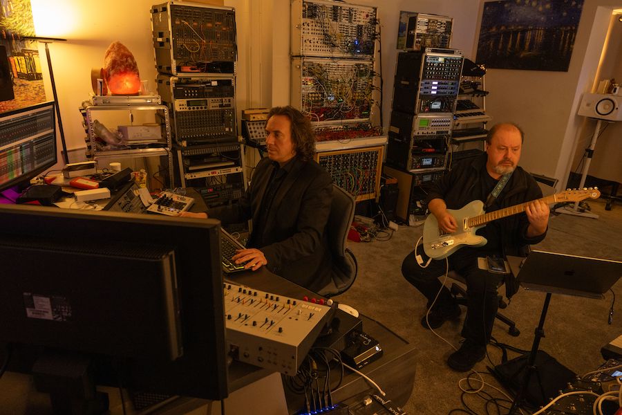 Bioscope veröffentlichen heute ihr Debütalbum "Gentō" (Photo zeigt das Studio)