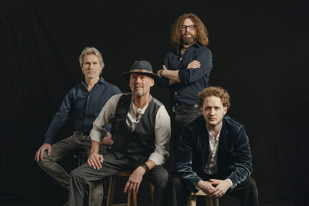 Das Blue Deal Line-Up: Joe Fischer (Gesang, Keyboards, Cigar Box Guitar, Harp), Tom Vela (Gitarre), Jürgen Schneckenburger (Schlagzeug) und Willi Macht (Bass). Photo Credit © Faye Schicht