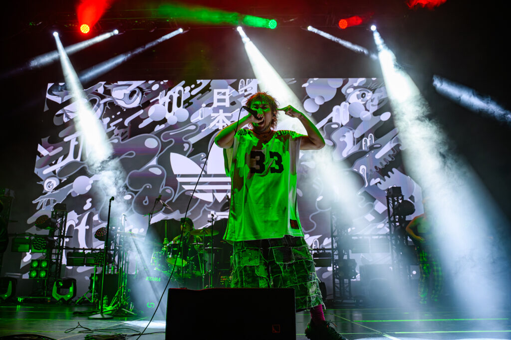 Kein Wunder denn Paledusk, sind eine japanische Progressive Metalcore-Band aus Fukuoka, heizte dem Publikum ordentlich ein. 