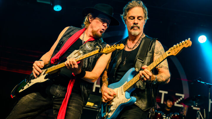 Gitarrenlegenden Adrian Smith und Richie Kotzen feiern ihre Black Light/White Noise Tour in Köln ab
