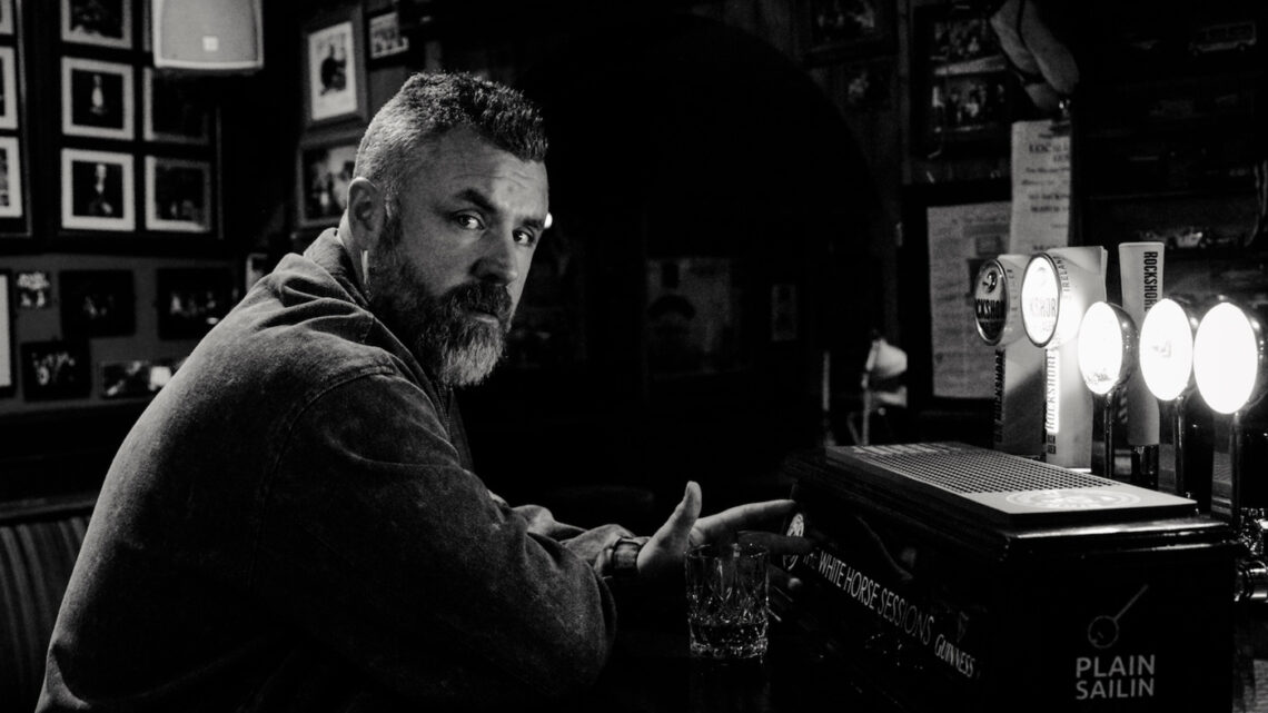 Mick Flannery präsentiert „I’ll Be Out Here“ – Ein Vorgeschmack auf „The House Must Win“