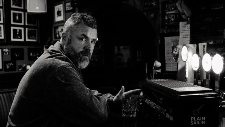 Mick Flannery präsentiert „I’ll Be Out Here“ – Ein Vorgeschmack auf „The House Must Win“