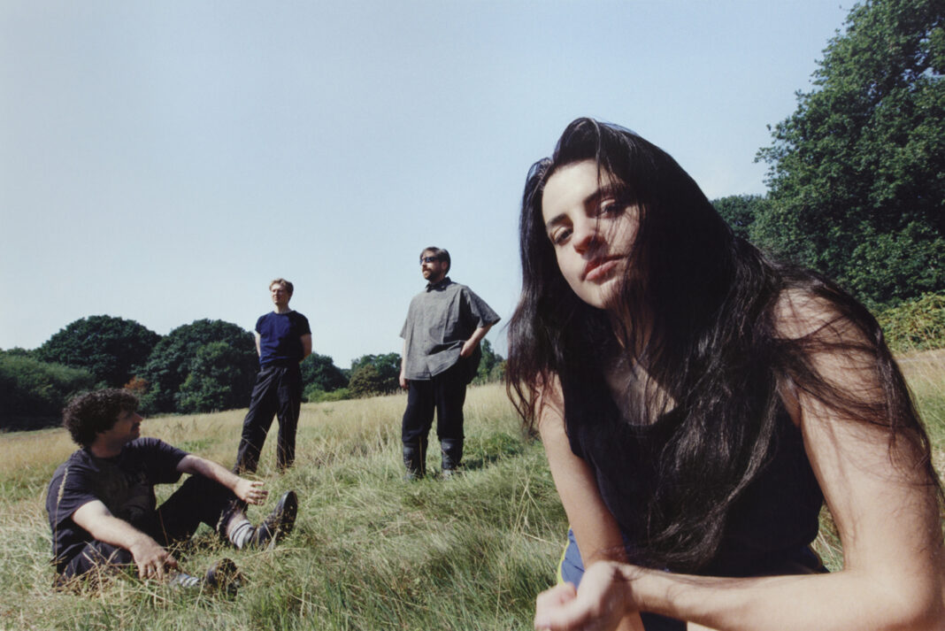 Modern Woman veröffentlichen „Johnny’s Dreamworld“: Debütalbum erscheint am 1. Mai 2026