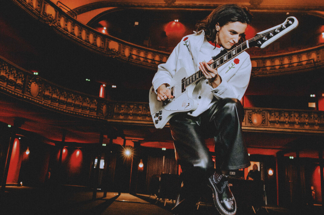 Lange ersehnt: LAURA COX bringt ihr erstes LiveAlbum „Trouble Coming To Paris: Live At Le Trianon